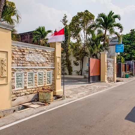 Oyo 3831 Pelangi Residence Syariah Solo Εξωτερικό φωτογραφία